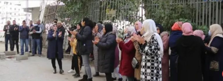 طنجة..المتضررون من سقوط رافعة على عمارتهم يحتجون ضد صاحب ورش بناء