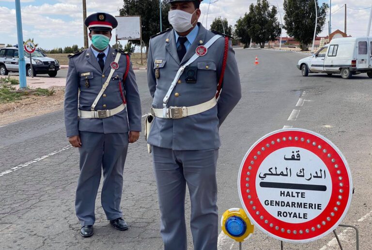 نشطاء النقل السري العمال يحاولون الضغط على الدرك الملكي 4 نشطاء النقل السري العمال يحاولون الضغط على الدرك الملكي