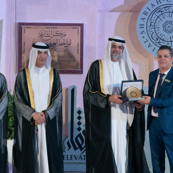 “ولي عهد الشارقة يتوج الخطاط المغربي محمد تفردين بجائزة الاتجاه المعاصر في ملتقى الشارقة للخط (الدورة 10)”