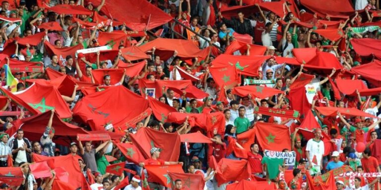 فيديو : جماهير مغربية بقطر تتهم عضو جامعي ب” النصب ” عليها