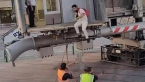 خطير .. مغربي يحاول اللحاق بطائرة أقلعت&hellip;