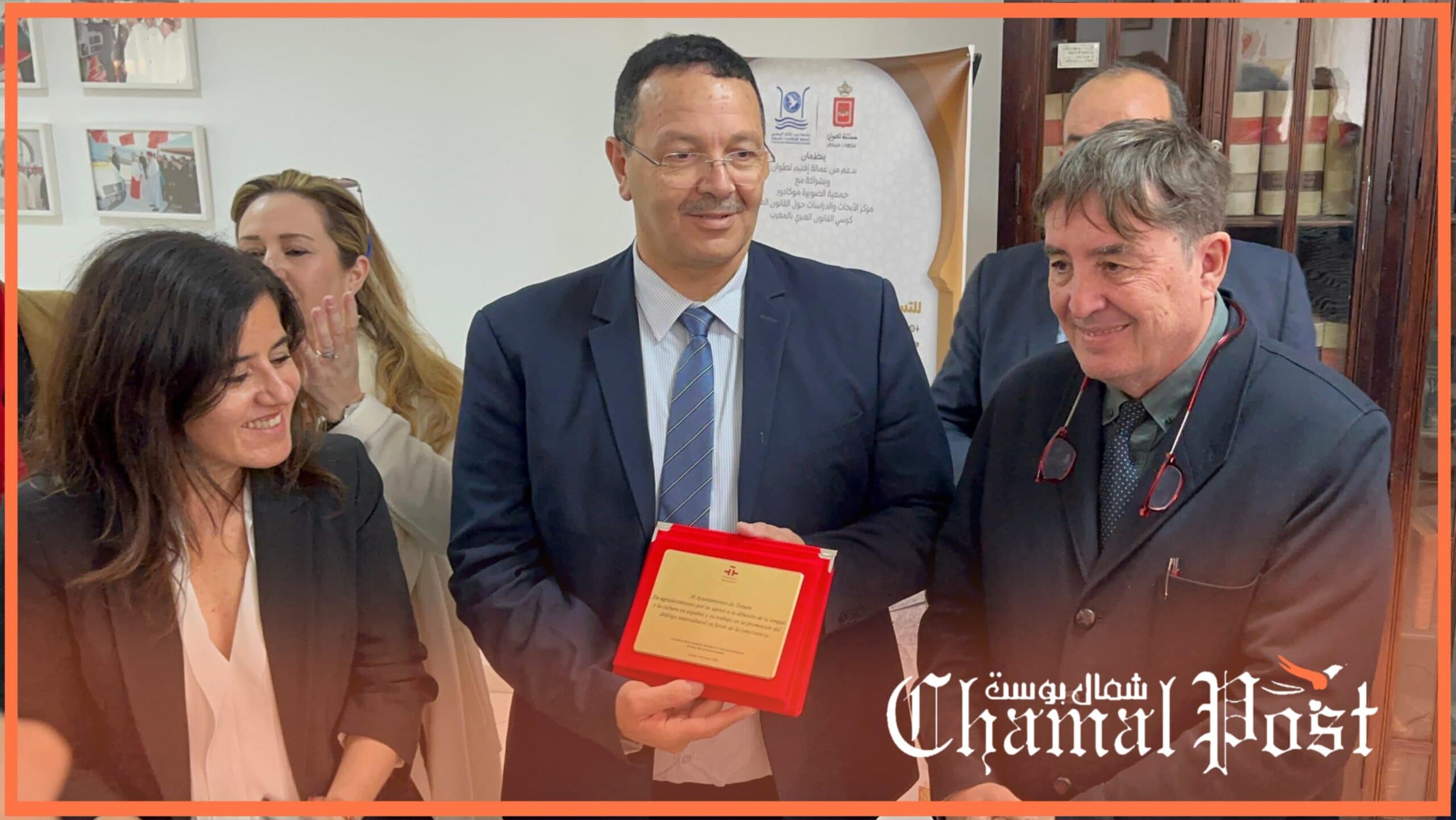 El Director General del Instituto Cervantes entrega un recuerdo al alcalde de Tetuán
