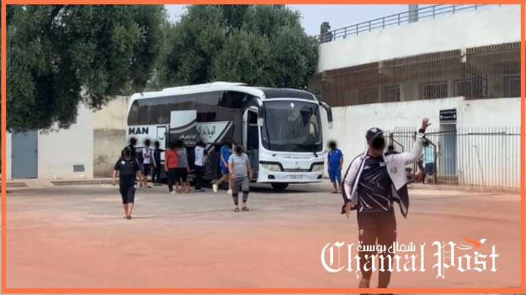 إعتداء سائق حافلة الوداد الفاسي على صحفيين أثناء تغطية إضراب اللاعبين
