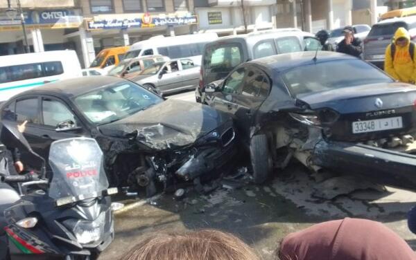 “سيارة طائشة” تخلف 11 مصابا وتصدم 8 مركبات بشارع حيوي في طنجة