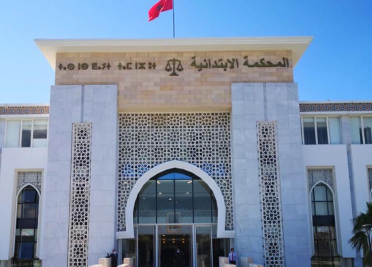بسبب عطب ميكروفون”القاضي” .. ابتدائية طنجة تشهد محاكمة صامتة لستة أمنيين