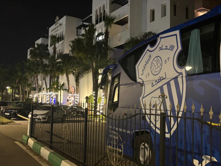 خطوة غريبة تهز البطولة المغربية.. إدارة فريق الجيش الملكي تقتحم فندق إقامة فريق اتحاد طنجة 1 خطوة غريبة تهز البطولة المغربية.. إدارة فريق الجيش الملكي تقتحم فندق إقامة فريق اتحاد طنجة
