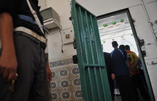 قلق وترقب بين أسر عشرات شباب العرائش الموقوفين بالجزائر بعد محاولة للهجرة نحو أوروبا
